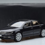 Volkswagen Phaeton V6 Mazeppa Grå Kyosho 1:18 - image 9 of 9