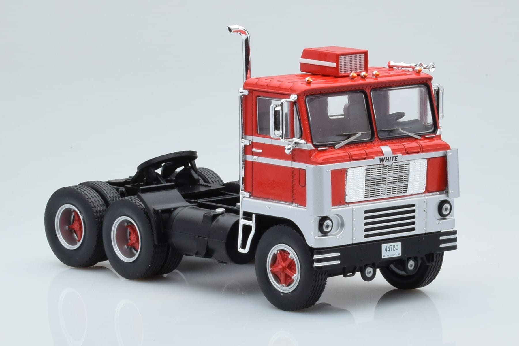 White 7400 Röd Silver IXO 1:43 TR170 Metall — bild 3 av 5