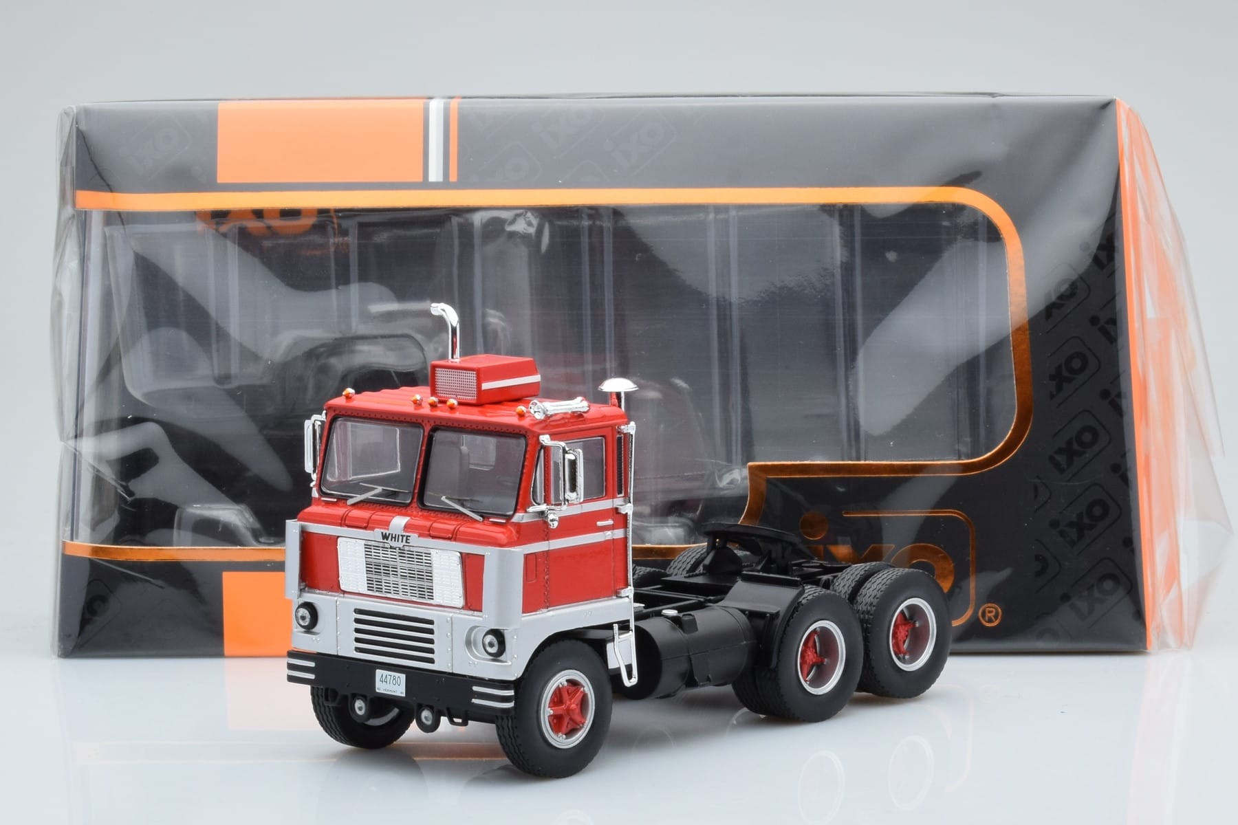 White 7400 Röd Silver IXO 1:43 TR170 Metall — bild 5 av 5