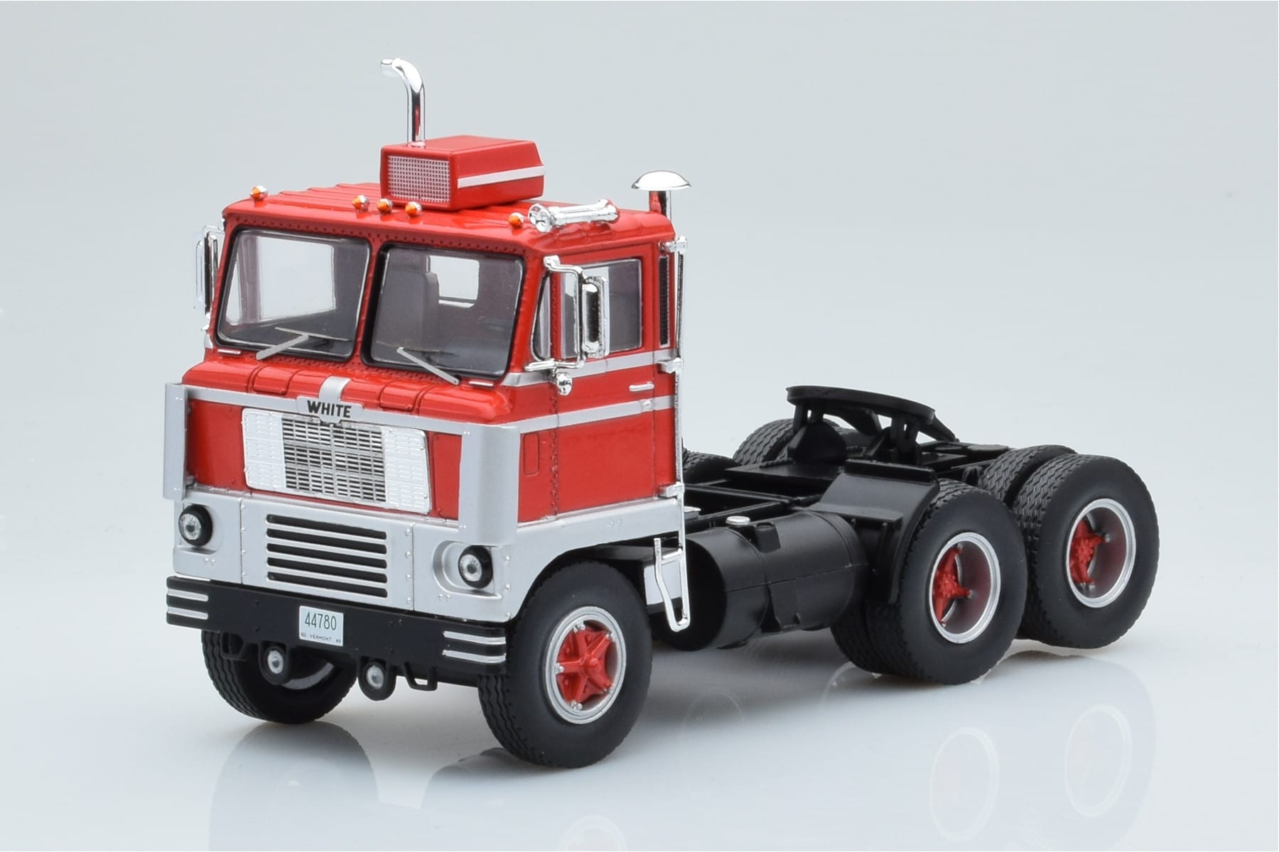 White 7400 Röd Silver IXO 1:43 TR170 Metall