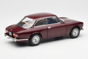 Alfa Romeo 2000 GTV Kastanjeröd Norev 1:18 187916 Metall — bild 3 av 8