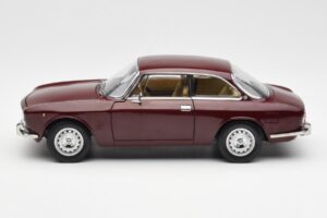 Alfa Romeo 2000 GTV Kastanjeröd Norev 1:18 187916 Metall — bild 4 av 8