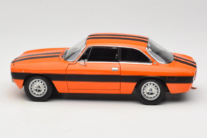 Alfa Romeo 2000 GTV Orange Norev 1:18 187918 Metall — bild 4 av 8