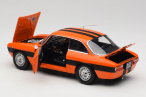 Alfa Romeo 2000 GTV Orange Norev 1:18 187918 Metall — bild 5 av 8