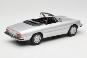 Alfa Romeo 2000 Spider Silver Norev 1:18 187884 Metall — bild 2 av 6