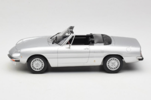 Alfa Romeo 2000 Spider Silver Norev 1:18 187884 Metall — bild 3 av 6