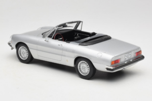 Alfa Romeo 2000 Spider Silver Norev 1:18 187884 Metall — bild 5 av 6