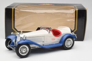 Alfa Romeo 2300 Spider Vit & Blå Bburago 1:18 3008-M1 Metall — bild 6 av 6