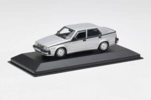 Alfa Romeo 75 3.0 V6 Silver Minichamps 1:43 400120461 Metall — bild 2 av 4