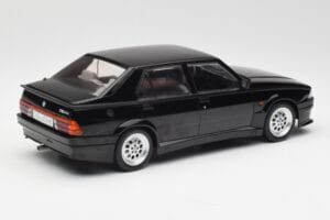 Alfa Romeo 75 Turbo Evoluzione Svart MCG 1:18 MCG18429 Metall — bild 2 av 6