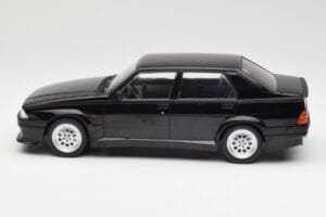 Alfa Romeo 75 Turbo Evoluzione Svart MCG 1:18 MCG18429 Metall — bild 3 av 6