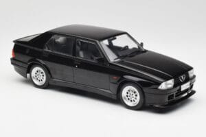 Alfa Romeo 75 Turbo Evoluzione Svart MCG 1:18 MCG18429 Metall — bild 4 av 6