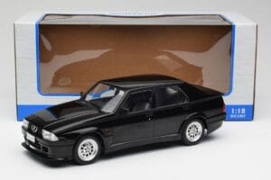 Alfa Romeo 75 Turbo Evoluzione Svart MCG 1:18 MCG18429 Metall — bild 6 av 6