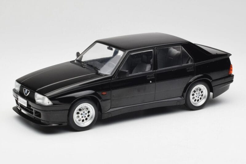 Alfa Romeo 75 Turbo Evoluzione Svart MCG 1:18 MCG18429 Metall