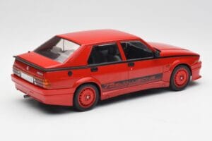 Alfa Romeo 75 Turbo Evoluzione Röd MCG 1:18 MCG18428 Metall — bild 2 av 6
