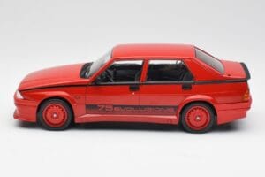 Alfa Romeo 75 Turbo Evoluzione Röd MCG 1:18 MCG18428 Metall — bild 3 av 6