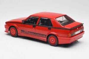 Alfa Romeo 75 Turbo Evoluzione Röd MCG 1:18 MCG18428 Metall — bild 5 av 6