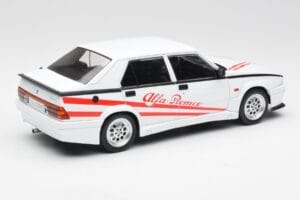 Alfa Romeo 75 Turbo Evoluzione Vit MCG 1:18 MCG18430 Metall — bild 2 av 6