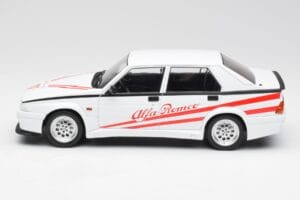 Alfa Romeo 75 Turbo Evoluzione Vit MCG 1:18 MCG18430 Metall — bild 3 av 6
