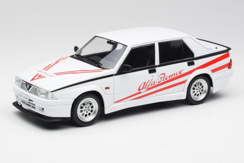 Alfa Romeo 75 Turbo Evoluzione Vit MCG 1:18 MCG18430 Metall