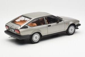 Alfa Romeo Alfetta GTV 2.0 Grå Metallic AUTOart 1:18 70147 Metall — bild 3 av 8