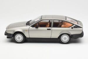 Alfa Romeo Alfetta GTV 2.0 Grå Metallic AUTOart 1:18 70147 Metall — bild 4 av 8