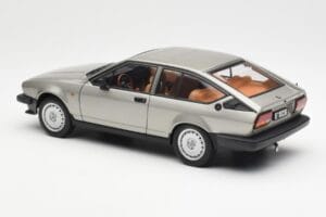Alfa Romeo Alfetta GTV 2.0 Grå Metallic AUTOart 1:18 70147 Metall — bild 7 av 8