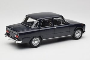 Alfa Romeo Giulia 1300 Blå Minichamps 1:18 180120905 Metall — bild 3 av 8