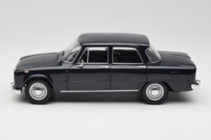 Alfa Romeo Giulia 1300 Blå Minichamps 1:18 180120905 Metall — bild 4 av 8