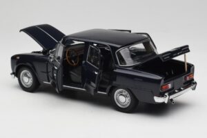 Alfa Romeo Giulia 1300 Blå Minichamps 1:18 180120905 Metall — bild 5 av 8
