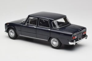 Alfa Romeo Giulia 1300 Blå Minichamps 1:18 180120905 Metall — bild 7 av 8