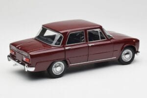 Alfa Romeo Giulia 1300 Mörkröd Minichamps 1:18 180120906 Metall — bild 3 av 8