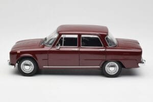 Alfa Romeo Giulia 1300 Mörkröd Minichamps 1:18 180120906 Metall — bild 4 av 8