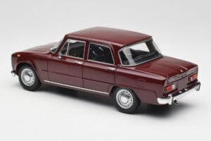 Alfa Romeo Giulia 1300 Mörkröd Minichamps 1:18 180120906 Metall — bild 7 av 8