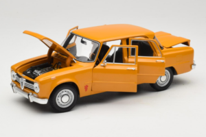 Alfa Romeo Giulia 1300 Super Orange Minichamps 1:18 180120900 Metall — bild 2 av 8