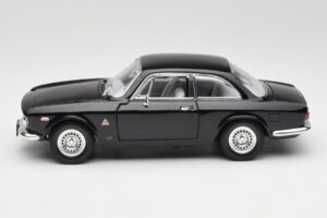 Alfa Romeo Giulia Sprint GTA Svart Road Signature 1:18 92348 Metall — bild 4 av 8