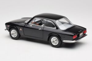 Alfa Romeo Giulia Sprint GTA Svart Road Signature 1:18 92348 Metall — bild 7 av 8
