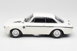 Alfa Romeo GTA 1300 Junior Vit Minichamps 1:18 155120021 Metall — bild 3 av 6
