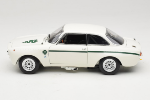 Alfa Romeo GTA 1300 Junior Vit Minichamps 1:18 100120501 Metall — bild 4 av 8