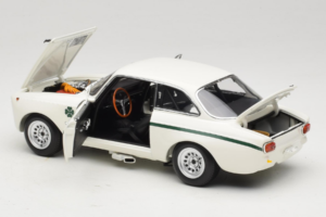 Alfa Romeo GTA 1300 Junior Vit Minichamps 1:18 100120501 Metall — bild 5 av 8