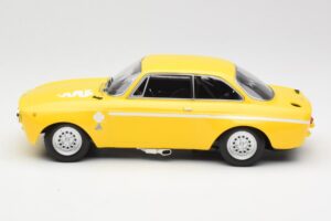 Alfa Romeo GTA 1300 Junior Gul Minichamps 1:18 155120024 Metall — bild 5 av 6