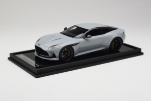 Aston Martin DB12 Nardo Gray MotorHelix 1:18 MH027NG Resin — bild 2 av 7