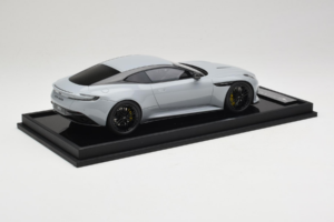Aston Martin DB12 Nardo Gray MotorHelix 1:18 MH027NG Resin — bild 3 av 7