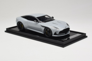 Aston Martin DB12 Nardo Gray MotorHelix 1:18 MH027NG Resin — bild 4 av 7