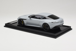 Aston Martin DB12 Nardo Gray MotorHelix 1:18 MH027NG Resin — bild 5 av 7