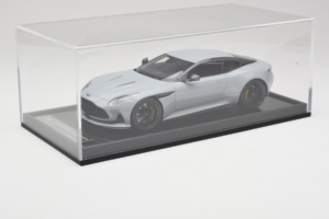 Aston Martin DB12 Nardo Gray MotorHelix 1:18 MH027NG Resin — bild 6 av 7