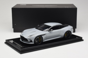 Aston Martin DB12 Nardo Gray MotorHelix 1:18 MH027NG Resin — bild 7 av 7