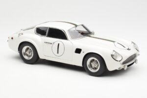 Aston Martin DB4 GT Zagato #1 24 Hours of Le Mans 1961 CMC 1:18 M-139 Metall — bild 4 av 6