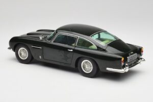Aston Martin DB5 California Salviagrön Chrono 1:18 H1001 Metall — bild 7 av 8