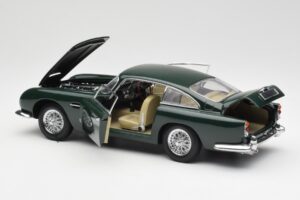 Aston Martin DB5 RHD Grön AUTOart 1:18 70024 Metall — bild 5 av 8